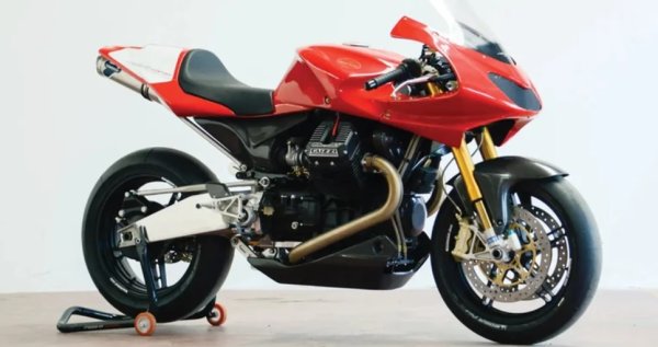 Независимо дали говорите за дрехи, автомобили или мотоциклети, няма спор, че италианците показват стил. Moto Guzzi, основана в Генуа през 1921 г., има история в производството на стилни мотоциклети, както и в победите на пистата. Освен това през годините са разработени отлични машини. През 1967 г. дебютира напречният v-образенq twin Moto Guzzi. За разлика от американските конкуренти, монтирани успоредно на рамката, цилиндрите на Moto Guzzi са разположени перпендикулярно. Те  стърчат от всяка страна и нямам как да бъдат сбъркани отдалеч. 

Piaggio купи в практически фалит Moto Guzzi през 2004 г., инжектирайки така необходимия капитал за нови модели. Но вече беше разработен страхотният 2008 Moto Guzzi MGS-01 Corsa . За щастие Piaggio осигури производството му. Този абсолютен демон разполага с двигател, базиран на един от най-добрите мотоциклети Moto Guzzi, правени някога, Daytona 1000 . V-образният мотор с осем клапана е изграден с бутала, предоставени от Cosworth и Marelli за впръскване на гориво, които се комбинират, за да му дадат 122 конски сили.

MGS-01 е произведен в ограничен брой от общо 130 до 150 бройки и първоначално се продава за $24 990. Това е впечатляващ мотоциклет, който изглежда сякаш се движи бързо, докато стои неподвижен, а големите изпъкнали цилиндри с въздушно охлаждане го правят да изгбежда някак мъжкарски. Купувачите са направили добра инвестиция, закото през 2016 година на търг в Sotheby's се стига до оферта от 39 780 евро.


